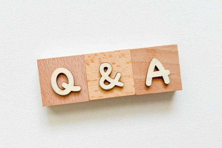 木製ブロックにQとAの文字が並ぶシンプルなQ&Aセット