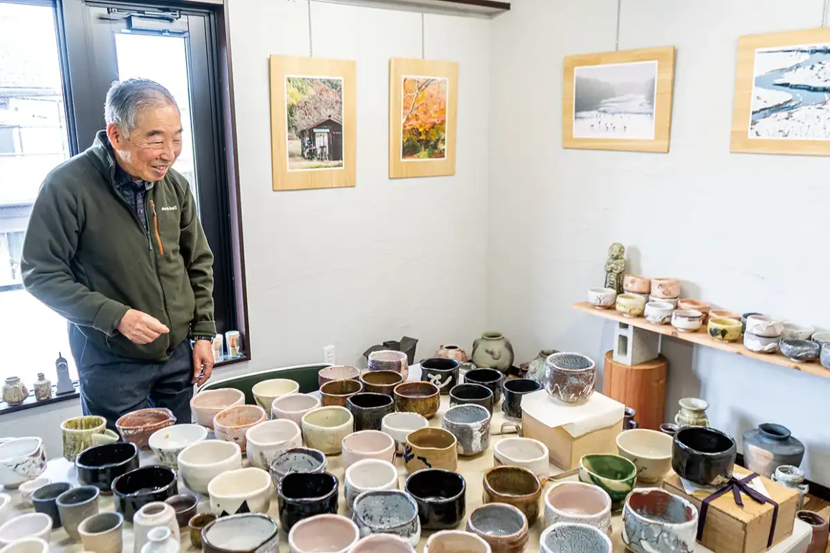 陶器が並ぶ店内で器を眺める男性