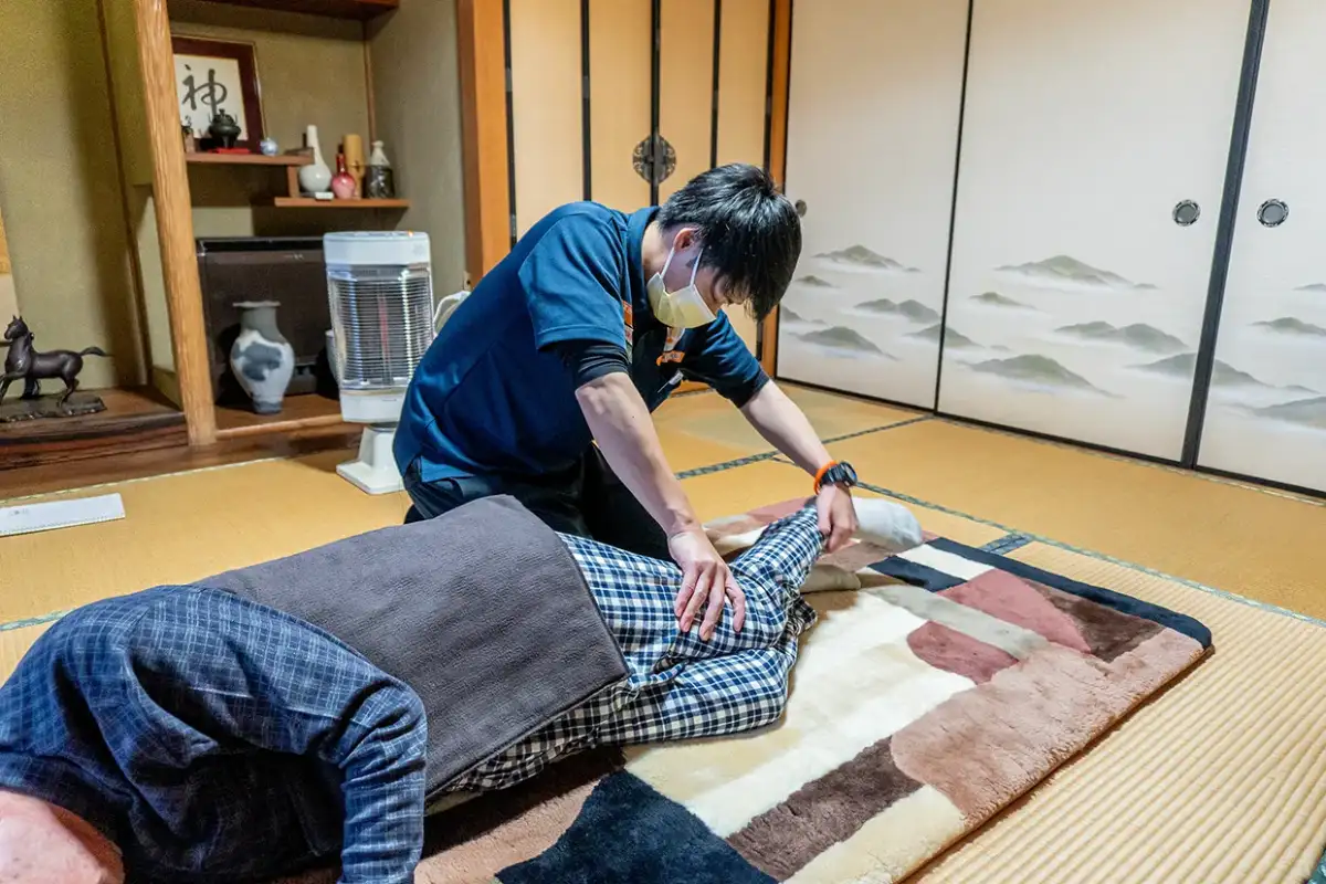 自宅で訪問マッサージを受ける様子