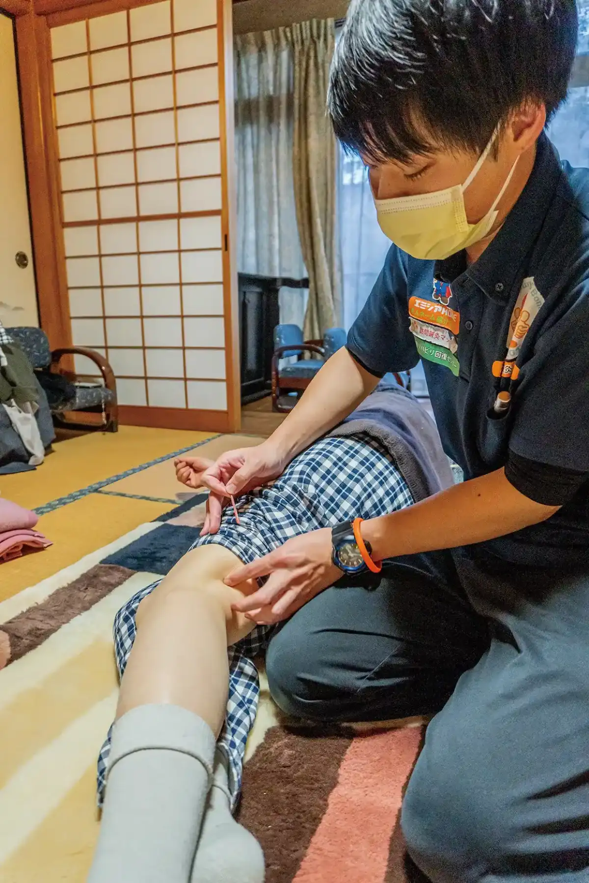 訪問鍼灸で足の施術を受ける患者